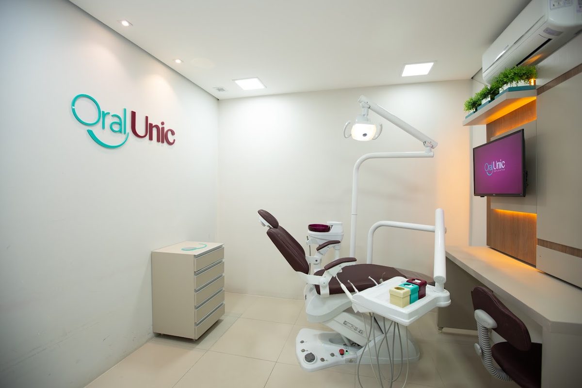 Consultório odontológico equipado da Oral Unic Implantes Tubarão