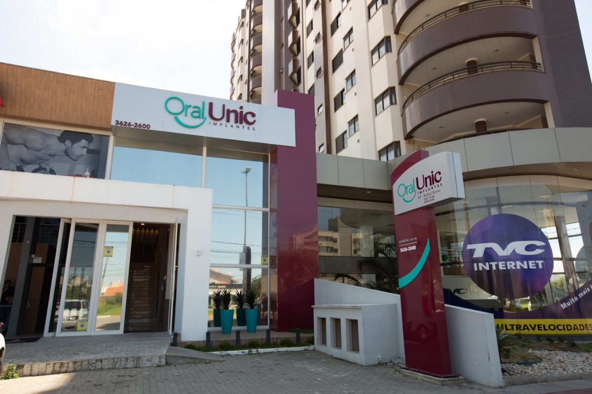 Fachada da Oral Unic Implantes Tubarão na Av. Marcolino Martins Cabral, Centro