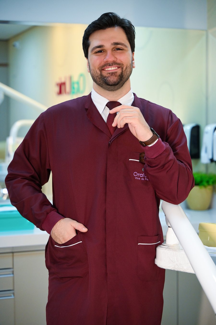 Dr. Lucas do Nascimento Figueiredo — CRO-SC 17.259 — no consultório da Oral Unic Implantes Tubarão
